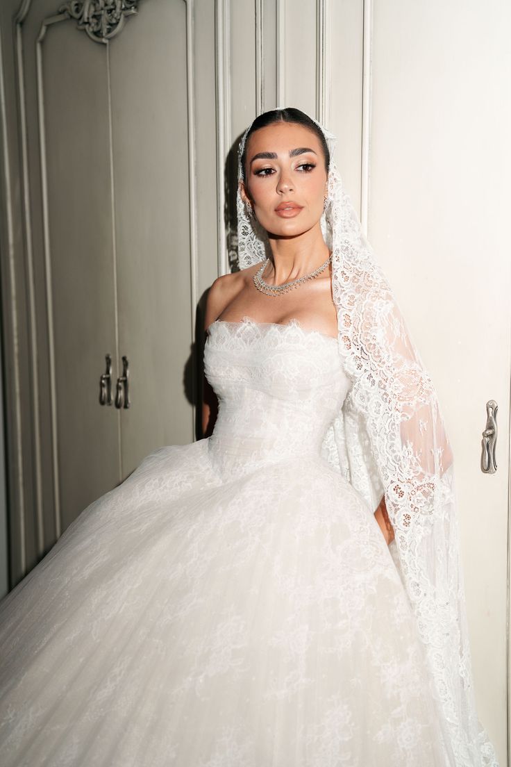 Ivory Strapless Tulle Lace Wedding Dress Elegant Bridal Wedding HZ0307